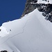 Bergsteiger auf dem Hohlaubgrat kurz unterhalb des "Auges"<br /><br />Wind und Schnee haben rechts der Spur eine eigene, natürliche Linie geschaffen .