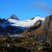 Aussicht vom Ausgangspunkt auf den Griesgletscher mit dem markannten Rothorn / Corno Rosso (3289m) und unserem Gipfelziel Blinnenhorn / Corno Cieco (3373,8m) ganz hinten über dem Gletscher. Unser Ausgangspunkt war der Passüberganng der Nufenenpassstrasse auf 2478m.