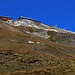 Blick vom Hüttenweg entlang vom Lago del Sabbione hinauf zum Rifugio 3A (2960m).