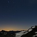 Das Mondlicht und die eintretende Morgendämmerung erhellt die Landschaft als wir oberhalb P.2995m eine erste Rast machten. 

Trotzdem sind etliche Sterne zu sehen. Der helle Stern Sirius links gehört zum Sternbild Grosser Hund (Canis Major), die hellen Sterne am oberen Bildrand zum Orion. Weiter sind rechts vom Orion Sterne des Einhorns (Monuceros), dunter den Orion der Hase (Lepus). Der ganze rechte Bereich des Fotos gehört zum riesigen Sternbild Eridanus während in der Mitte die in der Horizontaufhelllung Teile der südlichen Sternbilder Taube (Columba) und Grabstichel (Caelum) zu sehen sind.