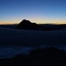 Die Morgendämmerung hat voll begonnen als wir den Gletscherrand auf etwa 3150m erreichten. Dabei zeichnete sich schön die Form des Rothorn / Corno Rosso (3289m) ab.