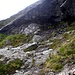 Kurz hinter diesem Felsen, genannt Waterslide Slab (483m), endet der Bergweg (T2). Eigentlich kann man diese Stelle nicht verfehlen, obwohl immer gesagt wird, dass das Schwierigste an Curved Ridge ist, den Einstieg zu finden.<br />