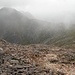 Schon etwas weiter unten, auf dem Normalweg auf ca. 900m Hoehe, kam ich unter die Wolkengrenze und konnte die weitere Strecke Richtung Stob na Broige (956m), dem Munro am anderen Ende des Bergrueckens, ueberblicken. 