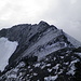 Salendo verso il P. 3086 si può arguire l'unico motivo per il quale il Pizzo del Corvo possa essere considerato una montagna a sè: la presenza di tre creste (E - NE - S). A sinistra è visibile la parte superiore del Glatscher da Casatscha