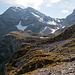 Der Weg führt oberhalb der Feldwand entlang