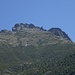 Punta dell'Oriente - herangezoomt;
der Aufstieg verläuft von rechts unterhalb der Felspartien zum Felskraxeln direkt unterhalb des Gipfels