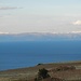 Und beim Abstieg tauchen dann die Berge Boliviens hinterm See auf.