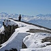 Schöne Gipfelfrau auf dem Rothorn, dahinter Grand Combin und Mont Blanc