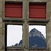 Bonusbild: Der Gipfel der Dent de Broc durch ein Fenster des Schlosses Greyerz gesehen