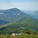 Blick über den Monte Creino zum Monte-Baldo-Kamm (Monte Altissimo); links Ronzo-Chienis.