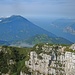 Gipfelblick zu Monte Baldo und Gardasee; dahinter die weite Ebene.