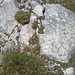 Am Nordgipfel weist eine uralte, verblichene Aufschrift an einem Felsen auf die begangene Route hin. Längst ist die Aufschrift kaum noch zu erkennen.