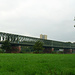Im Süden dominiert die stählerne Eisenbahn-/Fußgängerbrücke hinüber über den Rhein auf die Mainzer Seite.