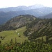Almgelände und im Hintergrund der Guffert. 
