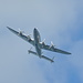 Super Connie, mein Lieblingspassagierflugzeug, umrundet die Rigi direkt über unsere Köpfe hinweg. Close-up-Aufnahme.