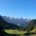 Im Aufstieg zur Alp Trosen: Die Churfirsten über dem Alpli