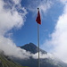 Umwölkter Wildhuser Schafberg - und eine schlaffe Schweizerfahne auf Alp Schrenit