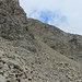 Die markierte Trittspur im Blockhang, rechts die steile Kletterstelle (I) mit abschüssigem Gehgelände darüber