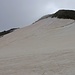 Blick im Zoom während des Aufstiegs über den Nollengletscher zum Gipfel des Stellihorns (3436m). <br /><br />Der steile Schlusshang wird von Rechts nach Links begangen so dass der Grat links des Gipfels betreten wird. Dabei umgeht man auch linksseitig den grossen Schrund.