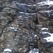 Das letzte Stück im Abstieg von der Gamchilück auf den Gamchigletscher. Die Seile reichen nicht bis auf den Gletscher. Oben quer sieht man die Kette, die von noch weiter oben her kommt (Dort nicht so steil aber rutschig). (Bild von Patrick)