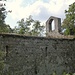 Die Kirchenruine San Giovanni, mörtellos passende Granitblöcke haben die Zerstörung überdauert.