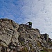 Kletterstelle vor dem Gipfel. Gute Felsqualität mit schönen Griffen und Tritten.