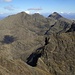 Blick nach NW auf die noerdlichen drei Munros der Cuilin. Links: Bruach na Frithe (958m) ist der am einfachsten besteigbare Gipfel der Cuilin. Mitte: Am Basteir (934m). Rechts: Sgurr nan Gillean (964m). Die beiden letzteren habe ich im Rahmen der [tour36189 Pinnacle Ridge] Ueberschreitung bestiegen.