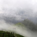 Mystische Wolkenstimmung beim Abstieg über den langen Grat