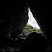 Kleiner Hundstein: In der Mitte des Wandfusses unter dem markanten Kamin gibt es eine ca. 10 m tiefe geräumige Höhle. Hier sind wir vor dem Regen geschützt.