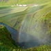 Arcobaleno tra gli spruzzi d'acqua sollevati dalla Skógafoss