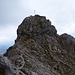 Rückblick auf den Abstieg vom Gipfel. Links der versicherte Kamin.