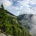 Dal sentiero per l'Alpe Nava, guardando indietro verso l'Alpe Rina (al centro della foto, alla base della pietraia, sopra il salto) e il Passo di Ragozzale.