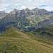 Abstieg Richtung Pt2115, Mit Blick auf die Gebrüder zahm (L) und wild (M) Andrist und das Hundshorn (R) 