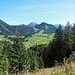 Blick vom Forstweg zur Rastkopfhütte zurück nach Berwang