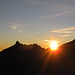 Die Sonne kommt zwischen den Simba Peaks und Point Lenana herüber - endlich!