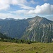 Der Schafreuter überzeugt. Hinten links die Karwendelprominenz: Kaltwasserkar-, Birkkarspitze, Ödkarspitzen und Östliche Karwendelspitze.