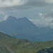 Zoom über die Tölzer Hütte zu Raffel-, Hochkarspitze und Wörner.