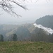 Auf dem Gipfel des Gumen (1166m): Tiefblick auf den Grat mit dem Hof Birbaum (1058m). Am Waldrand unterhalb P.1191m hat sich noch ein wenig Schnee halten können.