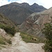 Nachdem ich wieder auf dem "richtigen" Weg bin, geht es geradeaus zu der engen Stelle, um  hinunter ins Urubamba-Tal zu gehen.