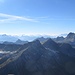 Panorama I: Westen: Vom Gehrengrat (links; dahinter Schesaplana) bis zur Roten Wand und ungezählte Gipfel bei fantastischer Fernsicht
