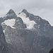 Blicke zum gestrigen Tag: Rechts Margheritha (5109 m), links daneben Alexandra (5091 m), zwischen beiden lugt grade so Albert durch (5087 m).