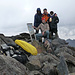 Oben! Am Gipfel des Edward Peak (4842 m) zusammen mit unsren Guides Richard (links) und Uziah (rechts).