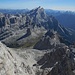 Blick nach Südosten mit dem Antelao, dem zweithöchsten Berg der Dolomiten. Unten das Kar, welches zum Einstieg führt.