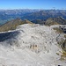 Nach dem Sulzfluh Gipfel folgt der Abstieg über den langsam abfallenden Ostrücken. In der Bildmitte ist knapp der Tilisunasee zu erkennen.