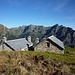 L'Alpe Mottàc: a dx il bivacco escursionistico, a sx il rifugio della forestale