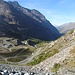 Die Strasse die sich zum Stausee hochwindet 