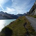 Kurz nach dem Start, an der westlichen Seeseite in Richtung Pass...