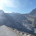 Die Staumauer ist viel länger als man denkt, die Haltestelle und das Restaurant sind auf der Westseite