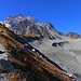 Der erste grösse Anstieg zur Hütte führt über die südliche Moräne der geröllbedekten Zunge des Glacier de Tsijiore Nouve.<br /><br />Am Horizont sind die Pointes de Tsena Réfien dessen höchster Punkt exakt 3500m hoch ist.