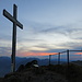 Voila: Gipfelkreuz, Gipfelbank und ein etwas lächerliches Geländer - der Mattstock-Gipfel wie gemalt